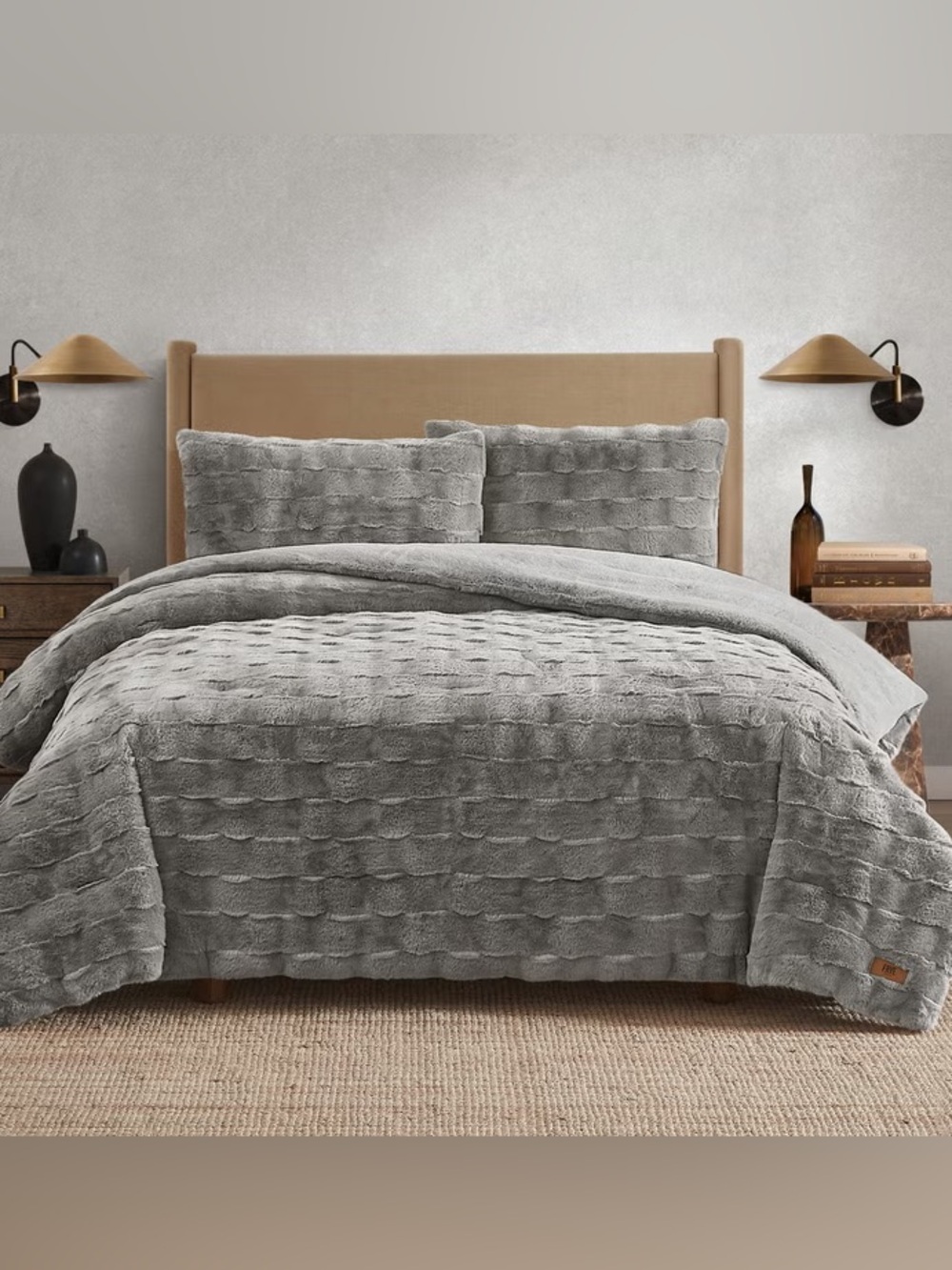 🎉LAST CHANCE🎉FRYE Luxurious Channel 3-piece Faux Fur Comforter Set
